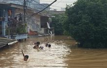 VIDEO: Kondisi Terkini Banjir Rawajati Pancoran, Petugas Berjibaku Evakuasi Warga Hingga Kambing