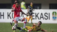 Gelandang Persija, Muhamad Hargianto, menghindari tekel bek Mitra Kukar, Saepuloh Maulana, pada laga Liga 1 2017 di Stadion Patriot, Bekasi, Minggu (15/5/2017). Kedua tim bermain imbang 1-1. (Bola.com/Vitalis Yogi Trisna)