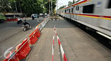 Perlintasan kereta api Permata Hijau-Patal Senayan yang ditutup, Jakarta, Selasa (3/11). Penutupan dilakukan karena adanya pekerjaan jalur atas fly over yang nantinya juga akan dilakukan secara permanen. (Liputan6.com/Immanuel Antonius)