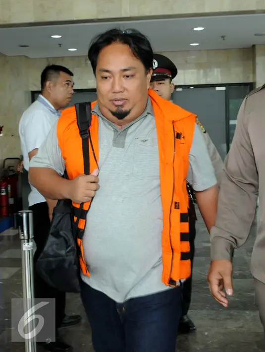 Kasubag Rumah Tangga Bagian Umum Sekretariat Daerah Kabupaten Banyuasin Rustami berjalan keluar gedung KPK usai menjalani pemeriksaan, Jakarta, Selasa (6/9). (Liputan6.com/Helmi Afandi) 