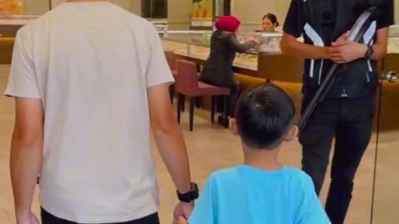 Inilah momen Hafiy Hadeef, seorang bocah 7 tahun ditemani orang tuanya membeli hadiah untuk 10 orang gurunya.
