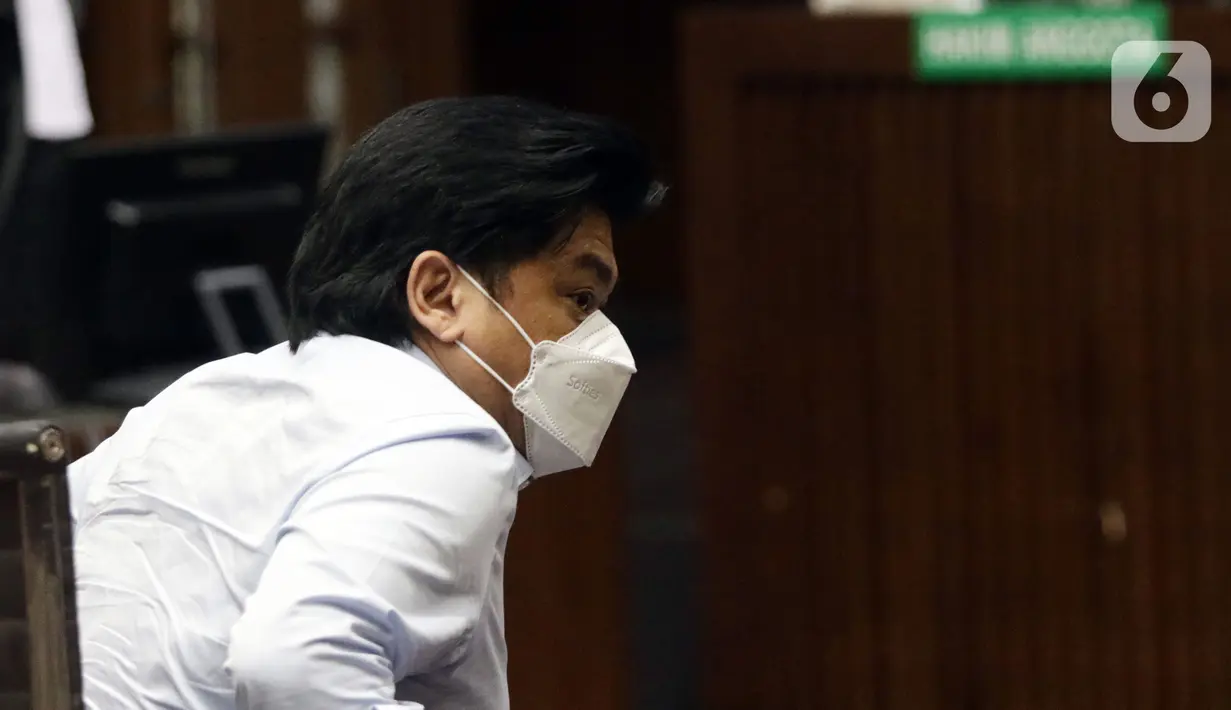 Terdakwa korupsi PT ASABRI, Heru Hidayat di Pengadilan Tipikor Jakarta, Selasa (18/1/2022). Majelis hakim memvonis nihil dan menyatakan terdakwa tidak bisa di pidana penjara karena sudah mendapat hukuman maksimal dalam perkara lain, korupsi PT Asuransi Jiwasraya. (Liputan6.com/Helmi Fithriansyah)