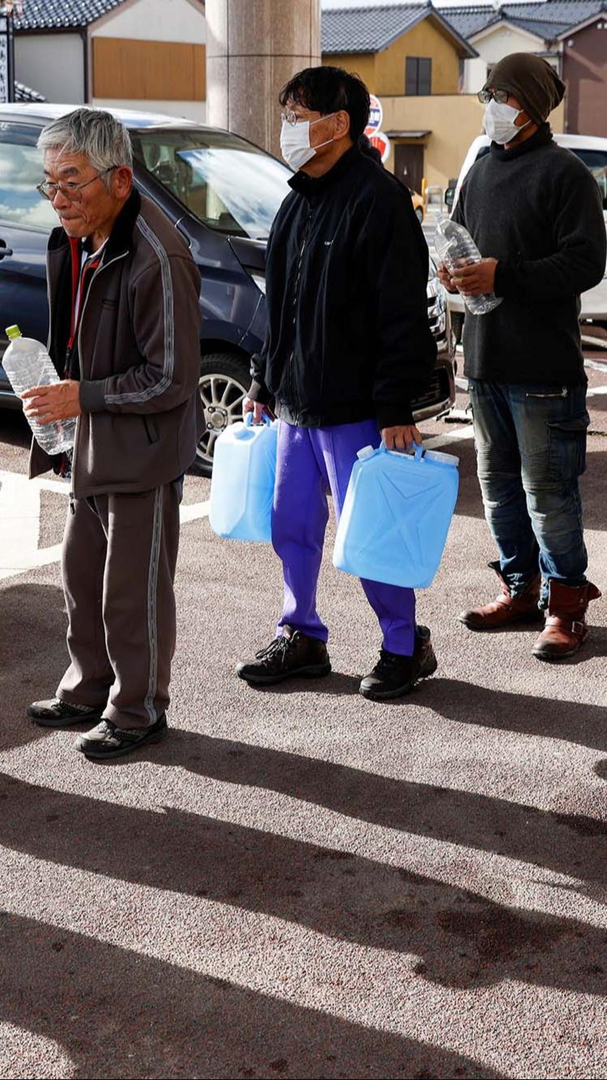Beberapa orang tampak membawa botol hingga jeriken ketika mengantre pembagian air bersih dari sebuah mobil tangki.