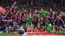 Para pemain Barcelona merayakan gelar Liga ke-28 usai pertandingan sepak bola Liga Spanyol melawan Villarreal CF di Estadi Olimpic Lluis Companys pada 18 Mei 2025. (MANAURE QUINTERO/AFP)