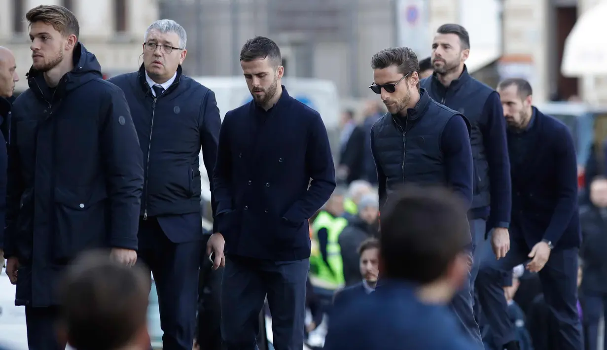 Para pemain Juventus saat menghadiri upacara pemakaman Davide Astori di Florence, Italia, Kamis, (8/3). Bek Fiorentina, Davide Astori meninggal pada usia 31 tahun di kamar hotel setelah terkena serangan jantung. (AP Photo/Alessandra Tarantino)