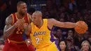 Pebasket L.A Lakers, Kobe Bryant, berusaha melewati hadangan pebasket Cleveland Cavaliers pada laga NBA di Staples Center, Amerika Serikat, Jumat (10/3/2016). (Reuters/Jayne Kamin-Oncea)