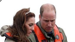 Kate Middleton dan Pangeran William melihat kepeting hasil tangkapannya saat memancing bersama di Haida Gwaii, Kanada, (30/9). (REUTERS/Chris Wattie)