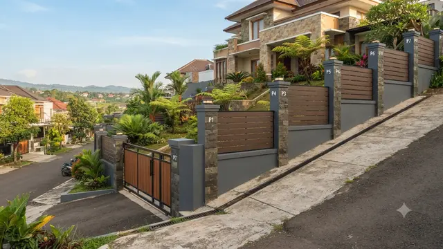 Inspirasi Pagar Berundak untuk Rumah di Lahan Miring Model dengan Pilar di Setiap Pergantian Tinggi