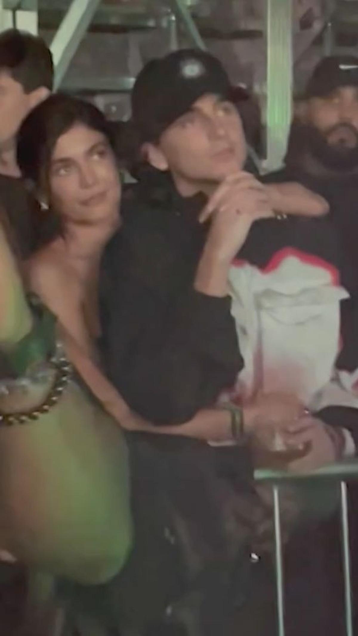 Timothée Chalamet dan Kylie Jenner, dua nama besar dalam dunia hiburan, baru-baru ini menjadi perbincangan hangat di media sosial. Pasangan ini terlihat sangat mesra di sebuah konser Beyonce pada 4 September 2023.