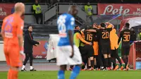 Para pemain AS Roma merayakan gol yang dicetak ke gawang Napoli pada giornata ke-27 Serie 2017-2018 di San Paolo, Sabtu (3/3/2018) atau Minggu (4/3/2018) dini hari WIB. (Ciro Fusco/ANSA via AP)