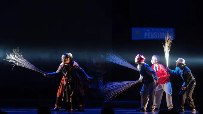 Para Pensiun 2049, Pertunjukan Teater yang Angkat Kegelisan Akan Keganasan Korupsi