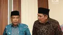 Ketua Umum PBNU Said Aqil Siradj (kiri) dan Sekjen PBNU Helmy Faisal Zaini saat menggelar jumpa pers terkait pembakaran bendera HTI di Kantor PBNU, Jakarta, Rabu (24/10). PBNU menyayangkan aparat keamanan yang kecolongan. (Liputan6.com/Herman Zakharia)