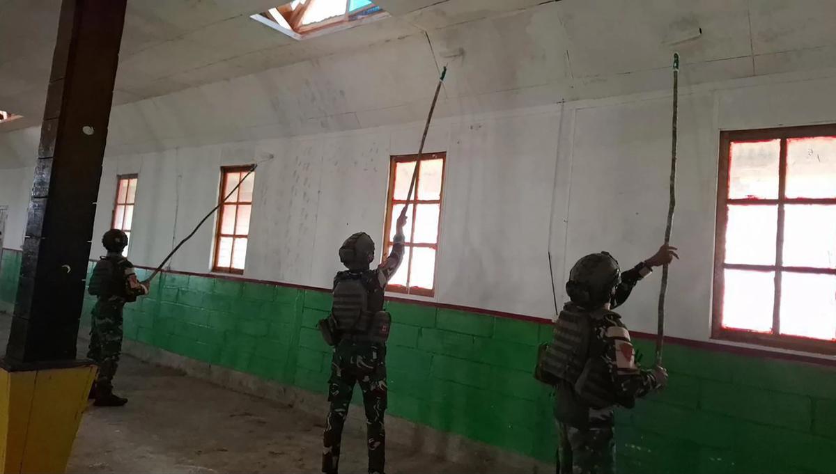 FOTO: Aksi Marinir Renovasi Gereja di Paniai Papua Jelang Natal 2025