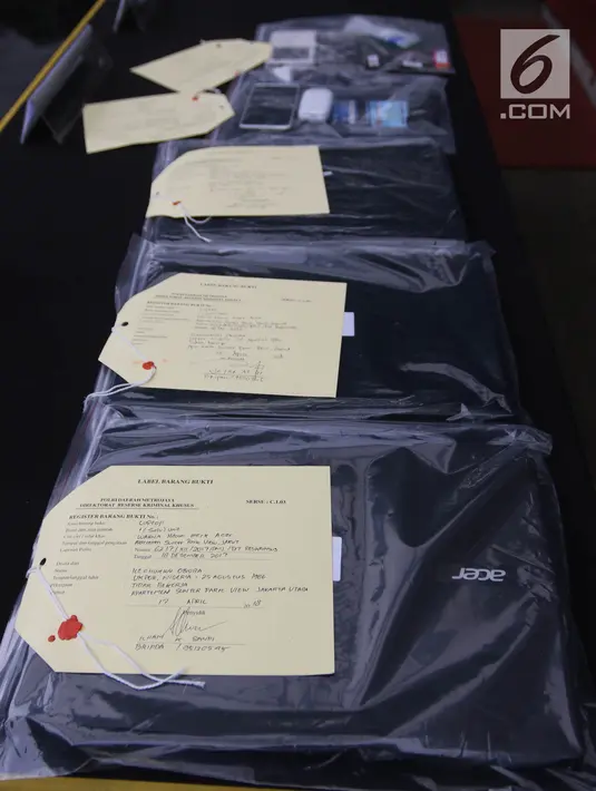 Barang bukti diperlihatkan saat menggelar rilis di Polda Metro Jaya, Jakarta, Rabu (18/4). Barang bukti yang diamankan 4 buah handphone, 1 buah laptop, 1 buah ATM, 1 buah passport. (Liputan6.com/Arya Manggala)