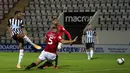 Pemain Newcastle United Joelinton (kiri) mencetak gol ke gawang Morecambe pada pertandingan Piala Liga Inggris di The Globe Arena, Morecambe, Inggris, Rabu (23/9/2020). Newcastle United mengalahkan Morecambe dengan skor 7-0. (Martin Rickett/Pool Photo via AP)