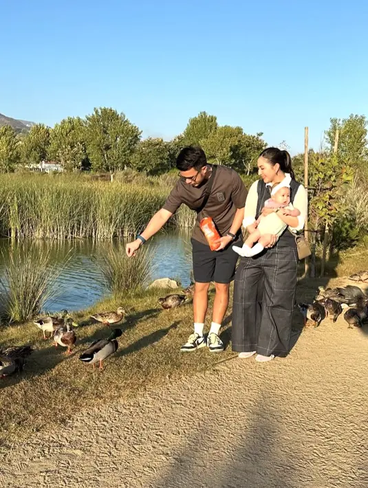 Dengan overall denim, tampilan Jessica Mila begitu energik. [Foto: instagram/ Jessica Mila]