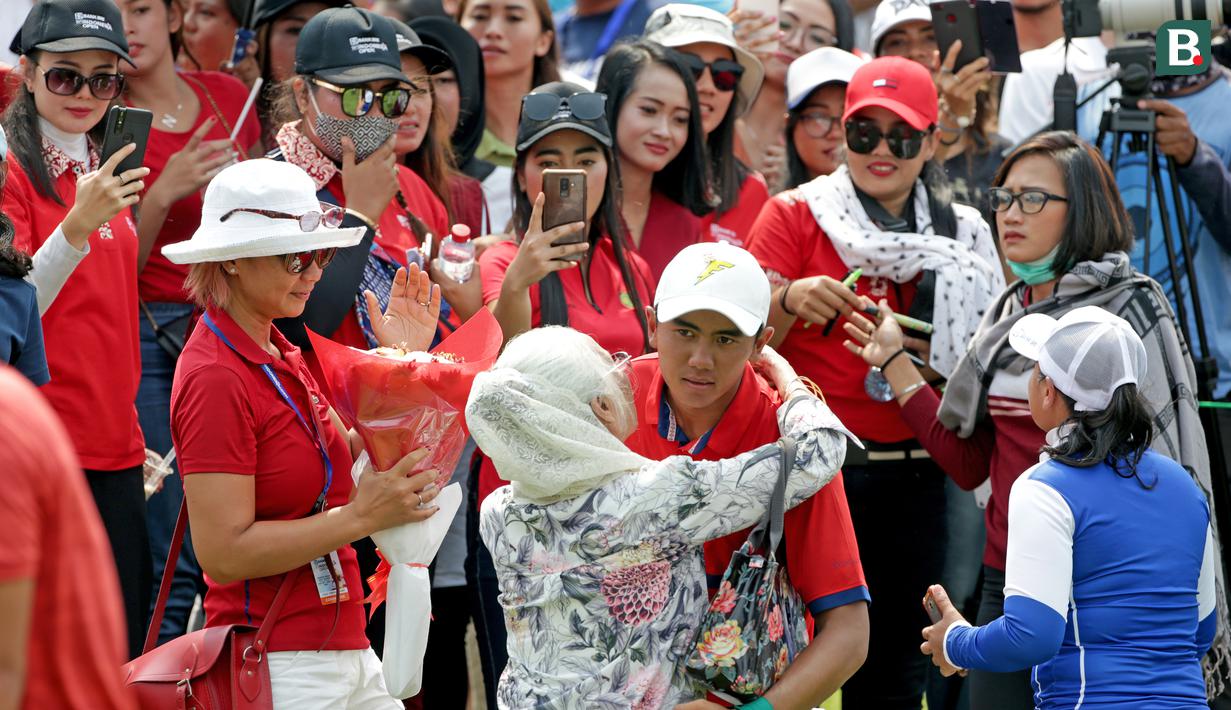 Naraajie Emerald Ramadhan Putra mendapat ucapan selamat dari Nenek dan Ibunya usai berhasil menyelesaikan turnamen golf pro BRI Indonesia Open 2019 dengan menduduki peringkat keempat pada Minggu (1/9/2019) di Lapangan Golf Pondok Indah, Jakarta. (Bola.com/Peksi Cahyo)