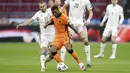 Gelandang Beland, Ryan Gravenber mengontrol bola dari kawalan pemain Latvia, Arturs Zjunzis dalam lanjutan Kualifikasi Piala Dunia 2022 zona Eropa Grup G di Johan Cruyff ArenA, Minggu (28/3/2021). Belanda menang atas Latvia 2-0. (AP Photo/Peter Dejong)