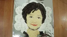 Bermula dari iseng mengunggah kue hasil karya  ke media sosial, Sri Rezeki Handayani kini mampu menjadi seorang pengusaha cupcakes yang sukses. 

Dengan bendera Three Cakery,  ia mampu memproduksi puluhan kue dalam sebulan. Cupcakes produksi Sri ta...