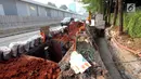 Pekerja melakukan pengerjaan penataan jalur pedestrian di Jalan Sisingamangaraja, Jakarta Selatan, Jumat (4/5). Selain melakukan penataan jalur pedestrian, dilokasi tersebut juga dilakukan pengerjaan perbaikan saluran air. (Liputan6.com/JohanTallo)