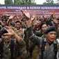 Anggota Banser NU bernyanyi jelang mengikuti Apel Kebangsaan di Perkemahan Ragunan, Jakarta, Selasa (18/4). Apel ini bertema Memperteguh Semangat Kebangsaan, Membawa Khazanah Islam untuk Perdamaian Dunia. (Liputan6.com/Helmi Fithriansyah)