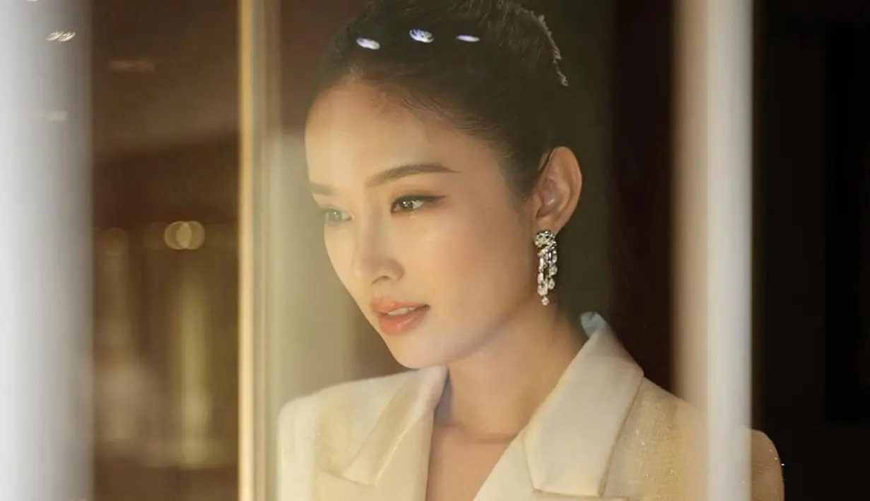 Meski tampil simple, pesona Nong Poy terlihat mahal dengan anting-anting dari Cartier. [@poytreechada]