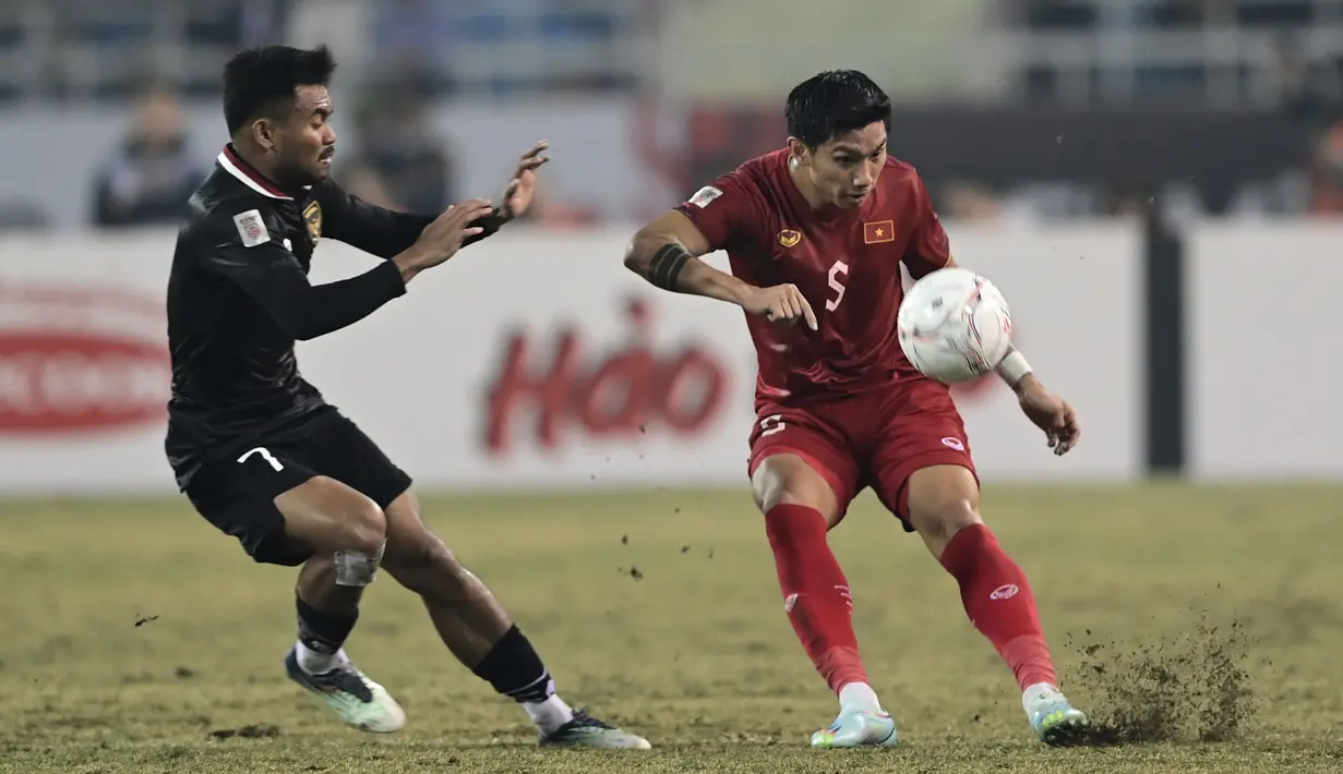 Pemain Timnas Vietnam, Doan Van Hau (kanan) menendang bola dibayangi pemain Timnas Indonesia, Saddil Ramdani dalam leg kedua semifinal Piala AFF 2022. Doan Van Hau beberpa kali terlibat insiden dengan pemain Timnas Indonesia dalam laga ini. (AP Photo/Nguyen Manh Quan)
