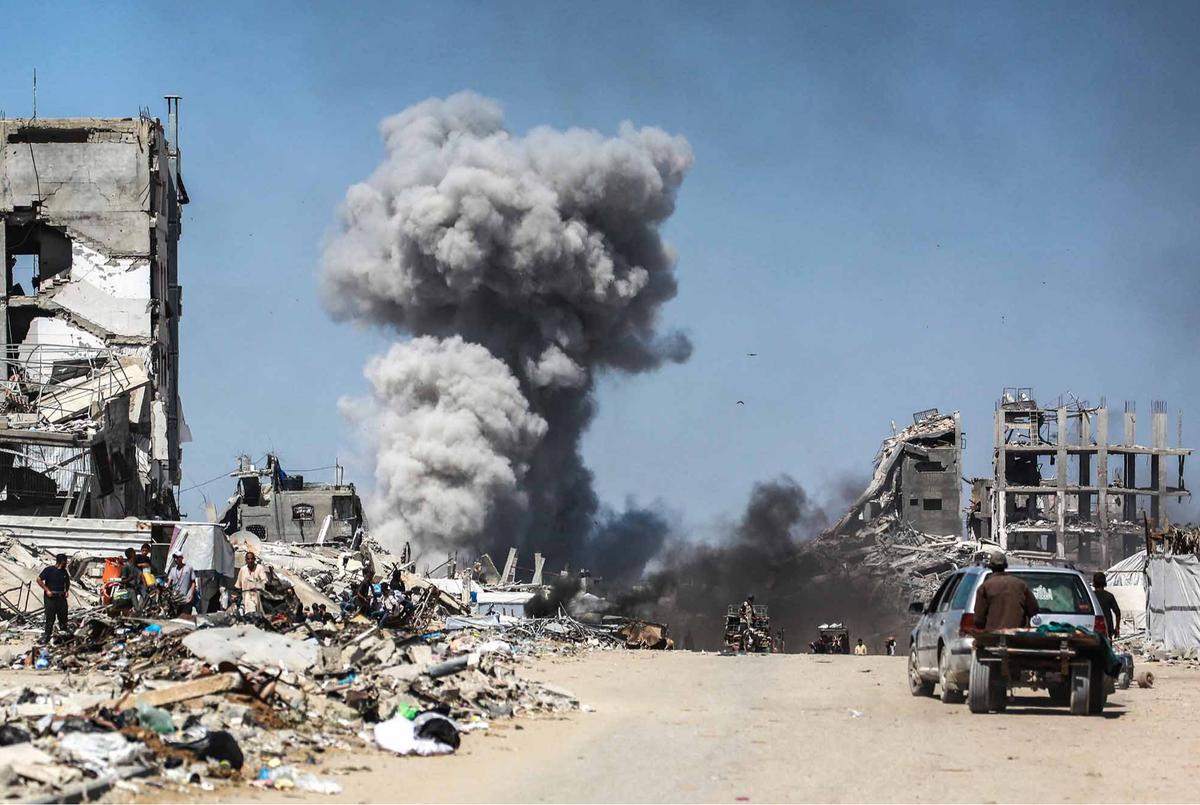 FOTO: Serangan Udara Israel Terus Berlangsung, Warga Mengungsi ke Arah Pantai Kota Gaza