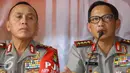 Kapolri Jenderal Pol Tito Karnavian didampingi Kapolda Metro Jaya Irjen Iriawan memberi keterangan kepada media saat rilis di RS Polri, Jakarta, Selasa (17/1). (Liputan6.com/Immanuel Antonius)