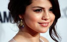 Manisnya senyum Selena Gomez