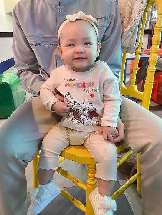 Banyak yang menyebut Alma dan Alsha memiliki wajah berbeda. Satu mirip mamanya dan satu lagi mirip sang ayah. "Masyaallah satu mirip mama nya satu mirip papanya,"  tulis kireihennarts. "Kalo dari badan mungkin bisa bedain kali yaa.. Dr alisnya juga beda loh. Huhu gemesssh." tulis karinimhd09. [Instagram/@anisarahma_12]