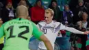 Pemain depan Jerman Julian Brandt berusaha menendang bola ke arah kiper Estonia Sergei Lepmetz selama pertandingan grup C kualifikasi Euro 2020 di Tallinn, Estonia (13/10/2019). Jerman menang telak 0-3 atas Estonia. (AFP Photo/Janek Skarzynski)