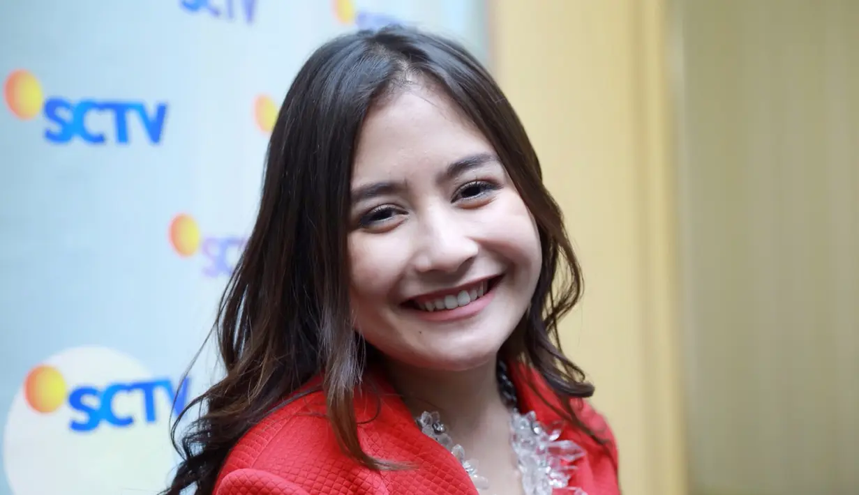 Prilly  membawakan lagu yang dipopulerkan Peterpan Ada Apa Denganmu bersama dengan Sheryl Sheinafia dan band yang tergabung dalam Young Girls. (Galih W. Satria/Bintang.com)