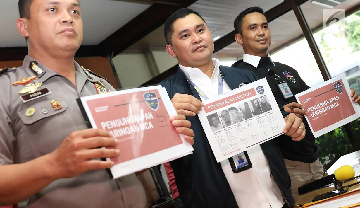 Petugas kepolisian menunjukkan berkas enam anggota The Family Muslim Cyber Army yang terlibat kasus ujaran kebencian di Direktorat Tindak Pidana Siber Bareskrim Polri, Jakarta (28/2). (Liputan6.com/Immanuel Antonius)