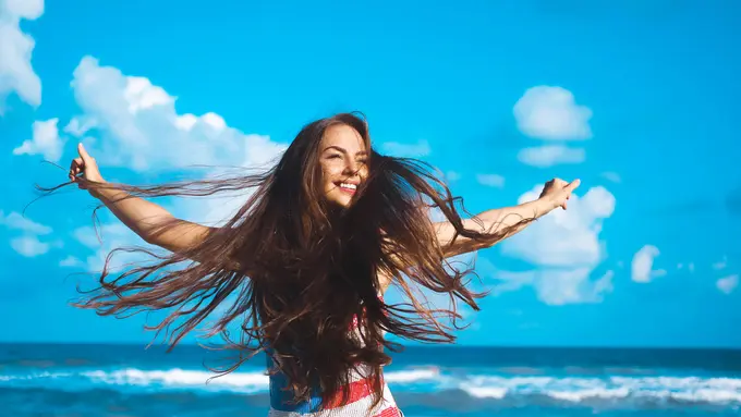 Cuaca Sedang Panas-Panasnya, Perhatikan Cara Merawat Rambut yang Tepat Biar Tetap Sehat dan Tergerai Indah