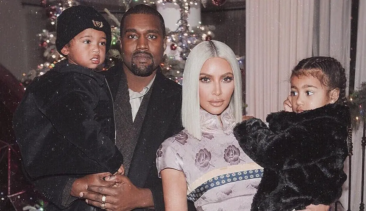 Bahkan ia pun sering banget mendandani anak-anaknya di setiap perayaan. (instagram/kimkardashian)