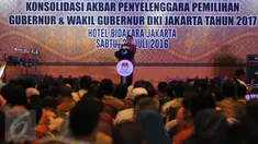 Ketua KPU RI Juri Ardiantoro saat memberi sambutan dalam Konsolidasi Akbar Penyelenggara Pemilihan Gubernur dan Wakil Gubernur DKI Jakarta 2017 di Hotel Bidakara, Jakarta, Sabtu (30/7). (Liputan6.com/Gempur M Surya)