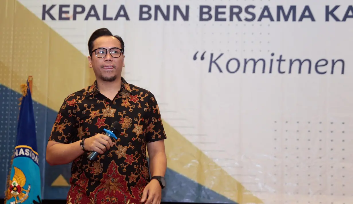 "Dengan narkoba, daya otak meningkat. bener, saya alami. Tapi itu cuma awalnya aja. Singkat cerita, setelah saya ditangkap, banyak beberapa angkatan saya yang juga pemakai udah dipanggil Tuhan," paparnya. (Deki Prayoga/Bintang.com)