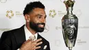 Penghargaan tersebut menjadi yang ketiga untuk Mohamed Salah setelah musim 2017/2018 dan 2021/2022. Dikutip dari Guardian, hal ini juga membuatnya menorehkan rekor sebagai pemain pertama yang mampu mendapatkan tiga gelar PFA player of the year. (AP Photo/PA/Martin Rickett)
