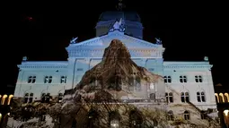 Gedung Parlemen Swiss dirubah menjadi sebuah pemandangan gunung hasil proyeksi raksasa atau "The Jewel of the Mountains " di Bern, Swiss, Kamis (15/10/2015).  Gedung akan diterangi proyeksi setiap malamnya hingga 29 November 2015. (REUTERS/Ruben Sprich)