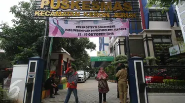 Gapura bertuliskan Puskesmas Kecamatan Kebon Jeruk akan menyambut pasien yang ingin berobat di sana, Jakarta, Selasa (18/10). Puskesmas 4 lantai ini terlihat asri dipenuhi bunga dan pepohonan serta ada juga kolam ikan. (Liputan6.com/Immanuel Antonius)