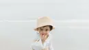 Ini dia potret terbaru putri Ali Syakieb, Guzelim Arcelli saat berlibur di pantai dengan ootd yang tak kalah seperti mama dan ayahnya [Instagram/guzelimalisyakieb]