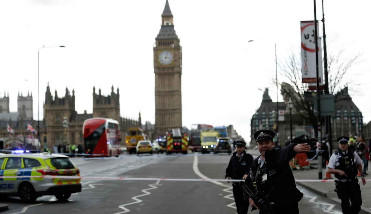 Pada 22 Maret 2017, teror terjadi di Inggris. Seorang pria menabrakkan mobil ke arah pejalan kaki di Jembatan Westminster, London dan menewaskan 4 orang. Setelah itu, ia menabrak pagar Gedung Parlemen dan menikam seorang polisi. (AP Photo/Matt Dunham)