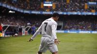 Selebrasi bintang Real Madrid, Cristiano Ronaldo, usai menjebol jala Deportivo La Coruna, pada laga di Stadion Riazor, akhir pekan lalu. Ronaldo menjadi favorit menggantikan peran Zlatan Ibrahimovic di Paris Saint-Germain.  (EPA/Cabalar Scene)