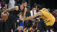 Guard Los Angeles Clippers Austin Rivers (kiri) coba melewati penggawa Utah Jazz, Ricky Rubio, pada laga NBA 2017-2018 di Staples Center, Kamis (30/11/2017) atau Jumat (1/12/2017) WIB. (AP Photo/Kelvin Kuo)