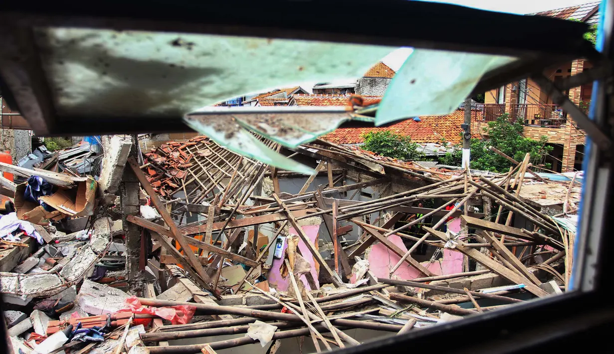 Tujuh orang dilaporkan mengalami luka-luka. Korban luka kini dirawat di Rumah Sakit (RS) Universitas Islam Negeri (UIN) dan Hermina Ciputat, beberapa di antaranya mengalami luka bakar akibat terjangan material ledakan. (merdeka.com/Arie Basuki)