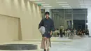 Koleksi ini, misalnya, mewujudkan keanggunan dan kepraktisan, yang memungkinkan gaya yang mudah dalam berbagai situasi.  [Foto: Fimela.com/ Adrian Putra]