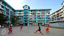 Sejumlah anak-anak warga penghuni rusun tampak ceria saat bermain di lapangan futsal yang ada di Rusun Muara Kapuk, Jakarta, Jumat (22/4/2016). Rusun Muara Kapuk sediakan lapangan sebagai sarana bermain untuk anak-anak.(Liputan6.com/Yoppy Renato)