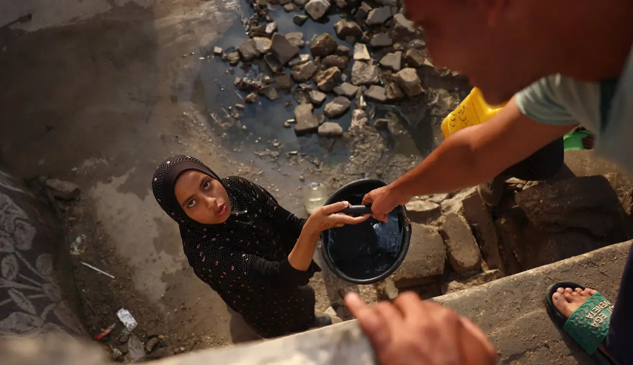 Hampir di seluruh lokasi pengungsian Palestina di Gaza mengalami krisis air bersih. (BASHAR TALEB/AFP)