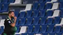 Gelandang Sassuolo, Domenico Berardi berselebrasi usai mencetak gol ke gawang Juventus pada pertandingan lanjutan Liga Serie A Italia di stadion Mapei di Reggio Emilia (15/7/2020). Juventus bermain imbang 3-3 atas Sassuolo. (AFP/Marco Bertorello)